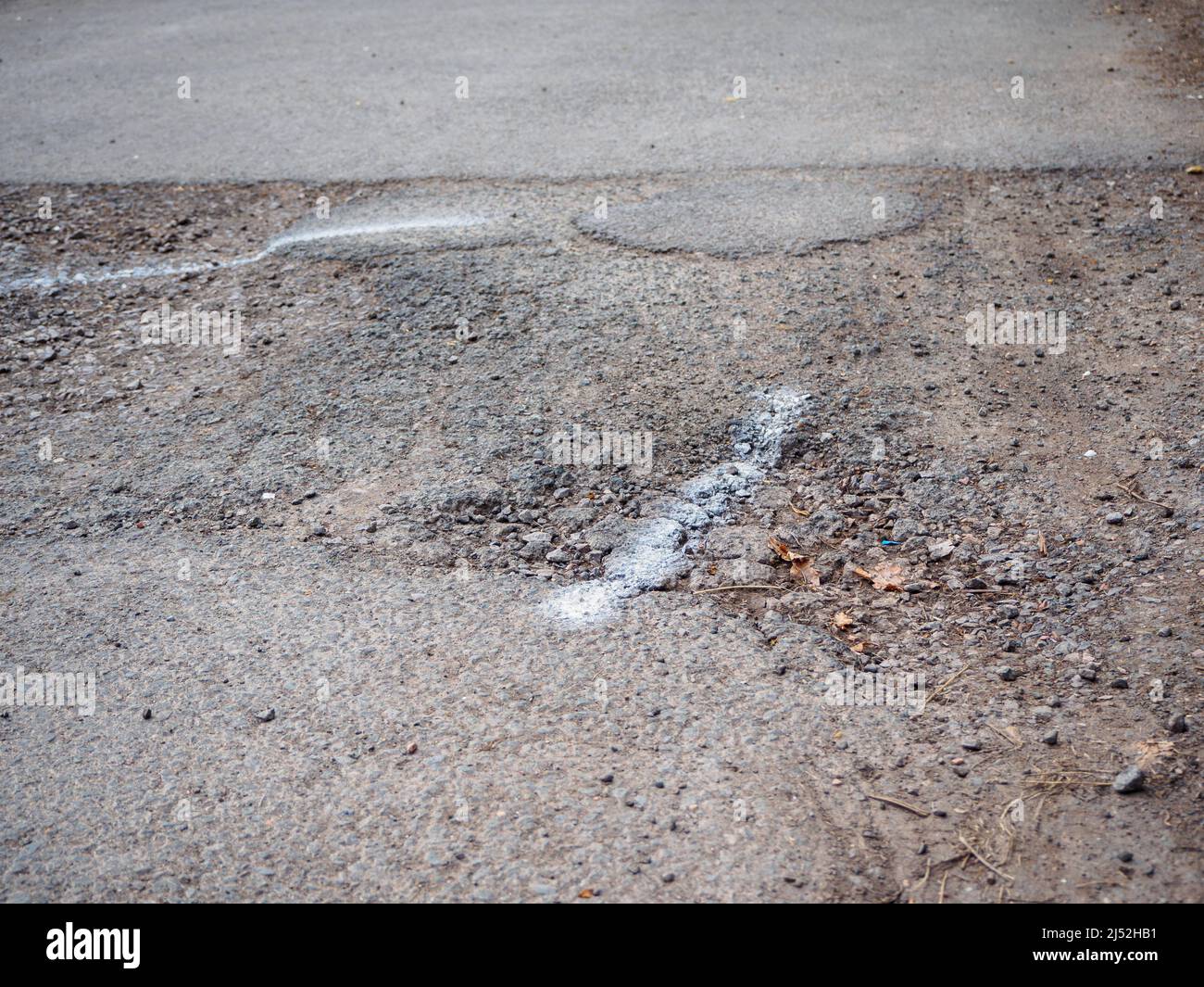 Pothole sulla strada britannica, problema importante per danni all'automobile, incidenti e reclami assicurativi Foto Stock