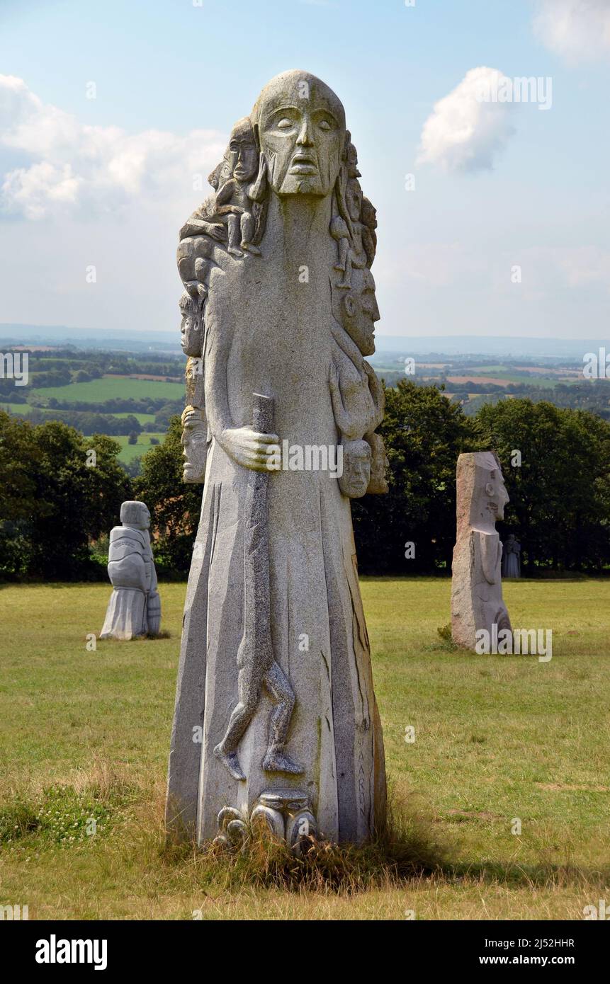 Una delle 133 statue erette nella valle dei santi a Carnoët, Bretagna. Il progetto non è ancora terminato e alla fine avrà 1000 statue Foto Stock