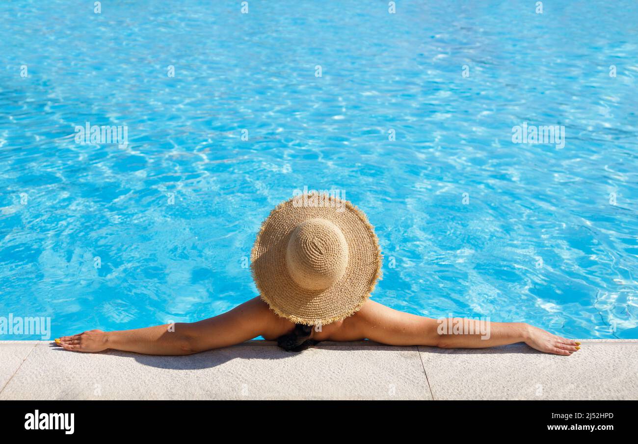 vista dall'alto della donna in cappello di paglia rilassante in piscina Foto Stock