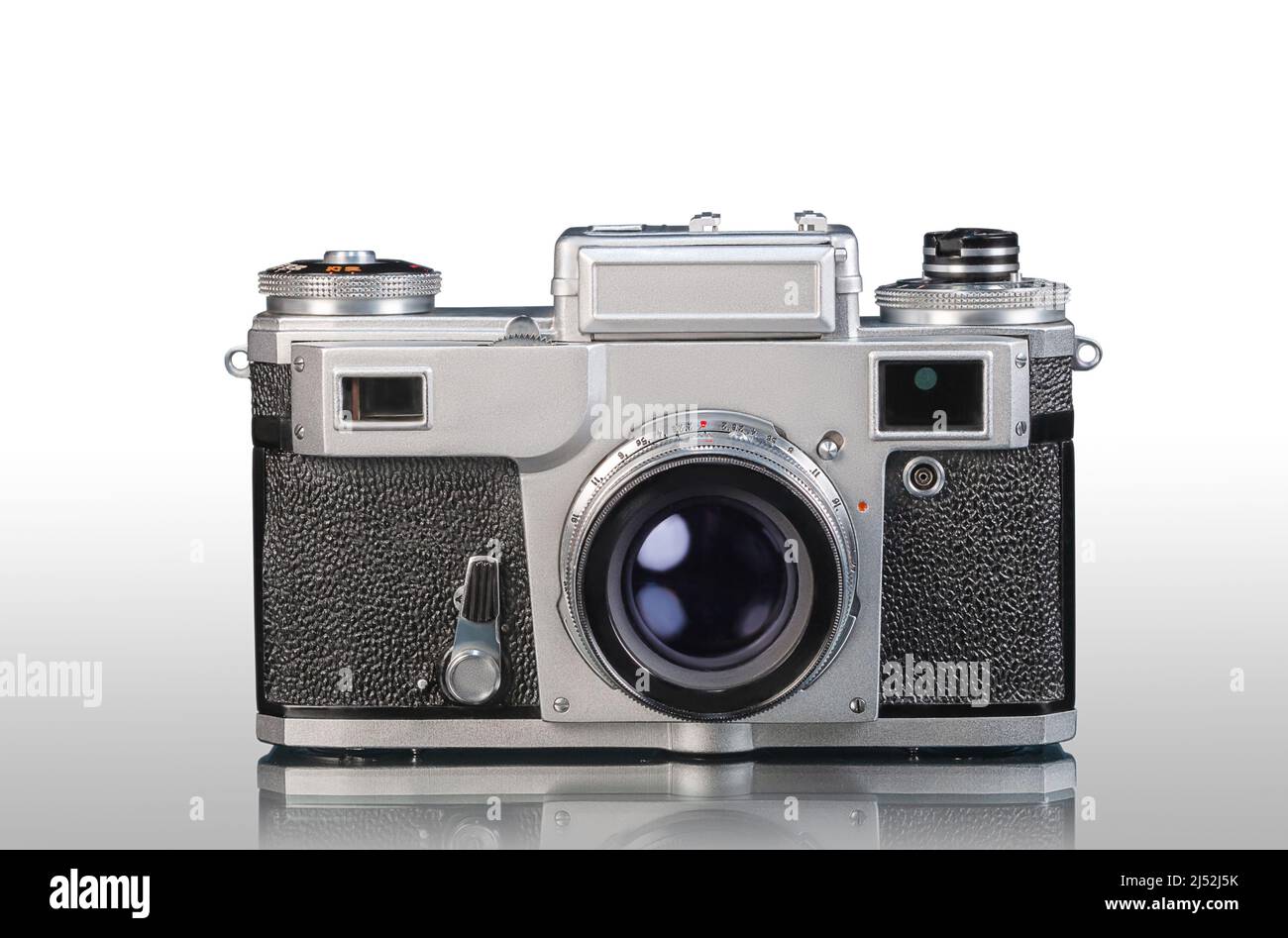 vecchia fotocamera compatta analogica su sfondo bianco con riflessi Foto Stock