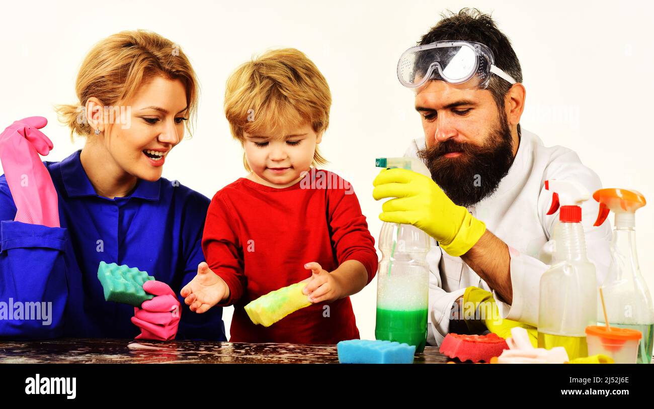 Tempo di pulizia. Famiglia pulito insieme. Madre e padre insegnano il figlio piccolo pulisce in casa. Foto Stock