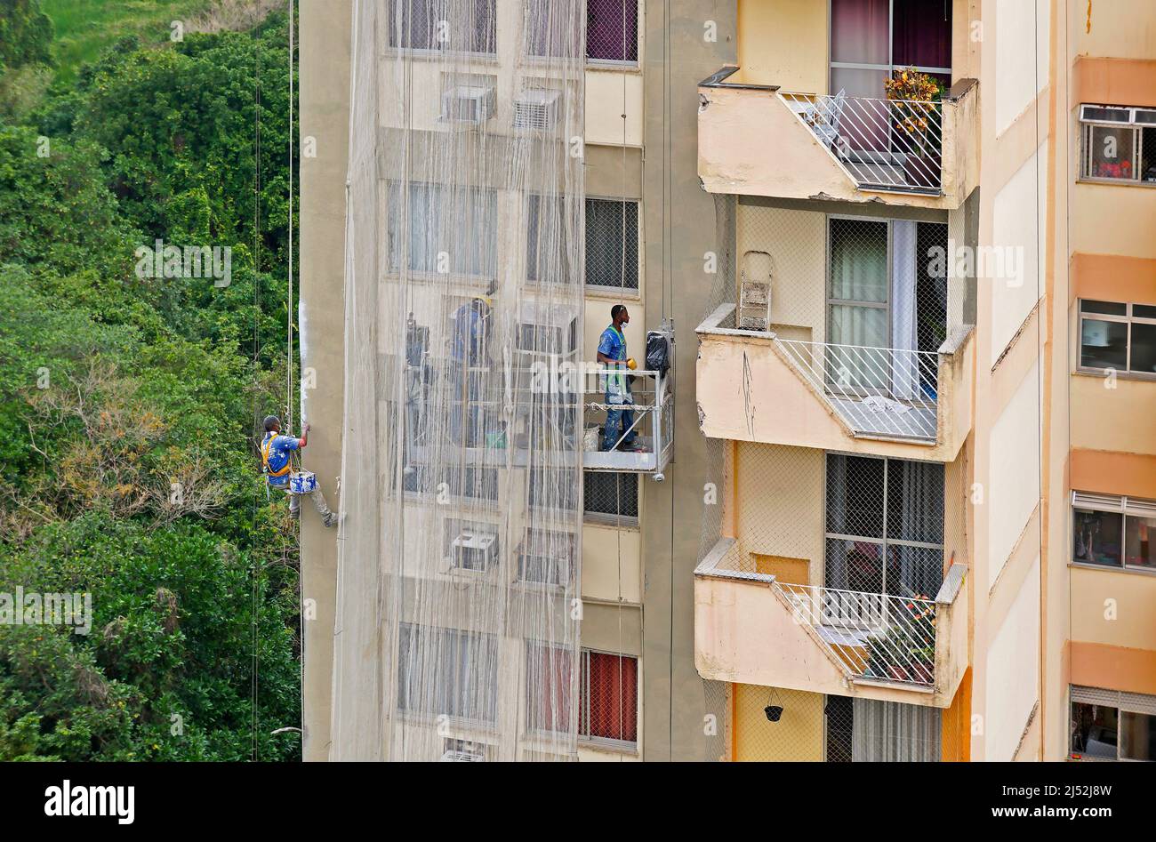 RIO DE JANEIRO, BRASILE - 11 AGOSTO 2021: Operai che riparano una facciata dell'edificio Foto Stock