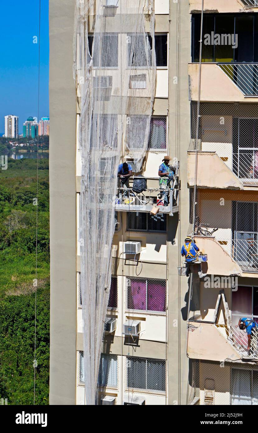 RIO DE JANEIRO, BRASILE - 20 AGOSTO 2021: Operai che riparano una facciata dell'edificio Foto Stock