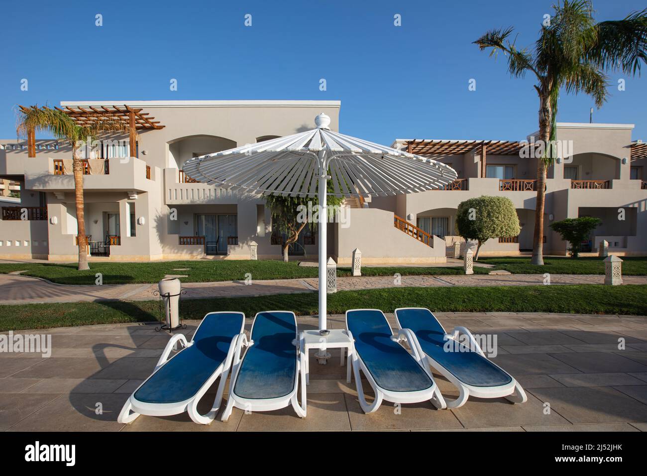 Hurghada, Egitto - 1 ottobre 2019: Ombrelloni e lettini da mare vicino alla piscina in Jaz Casa del Mar Resort a Hurghada, Egitto Foto Stock