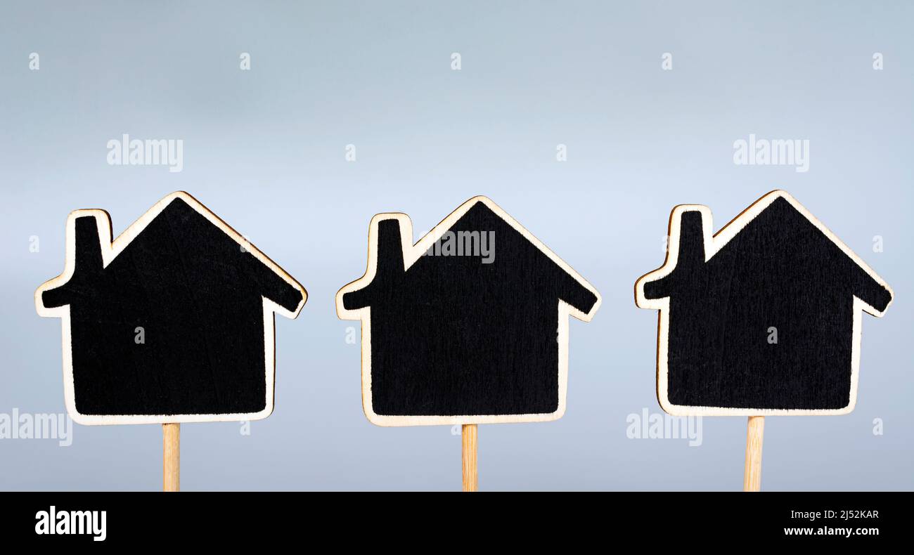 Case in legno nero. Concetto di proprietà immobiliare. Spazio di copia. Foto Stock
