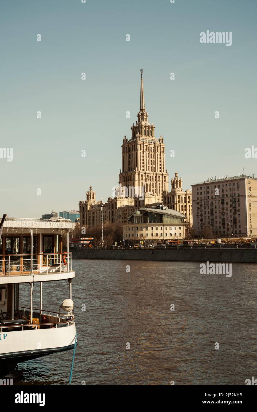 MOSCA, RUSSIA - 18 APRILE 2022: Mosca High-Rise è l'ex Hotel Ucraina sul fiume Moskva. Paesaggio urbano Mosca, Russia. Foto di alta qualità Foto Stock
