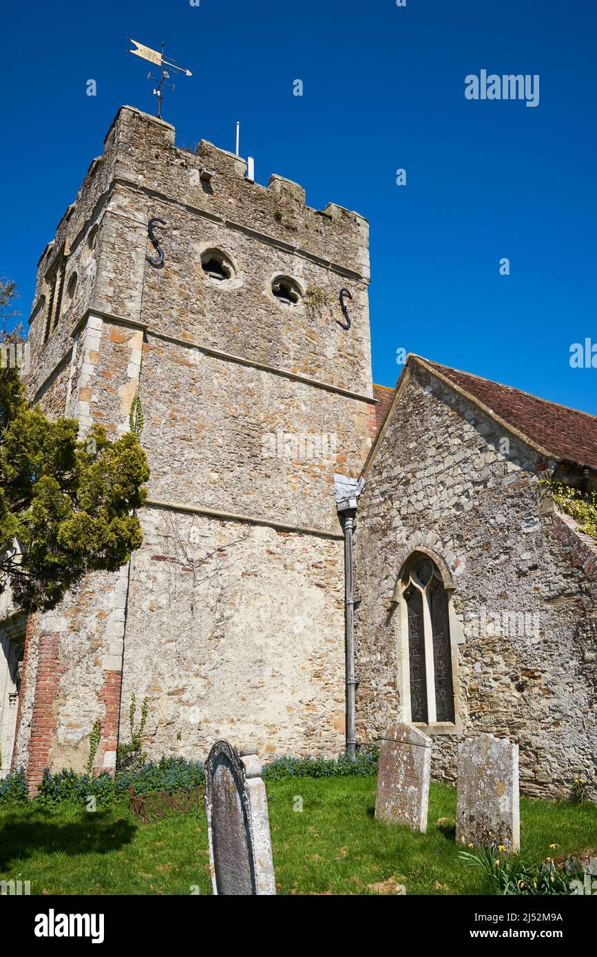 La torre del 13th secolo della chiesa di San Pietro e San Paolo, Appledore, Kent, Inghilterra sudorientale Foto Stock