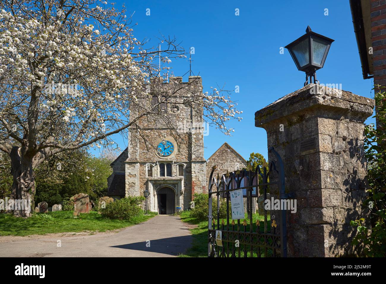 L'ingresso alla storica chiesa di San Pietro e San Paolo ad Appledore, Kent, Inghilterra sudorientale Foto Stock