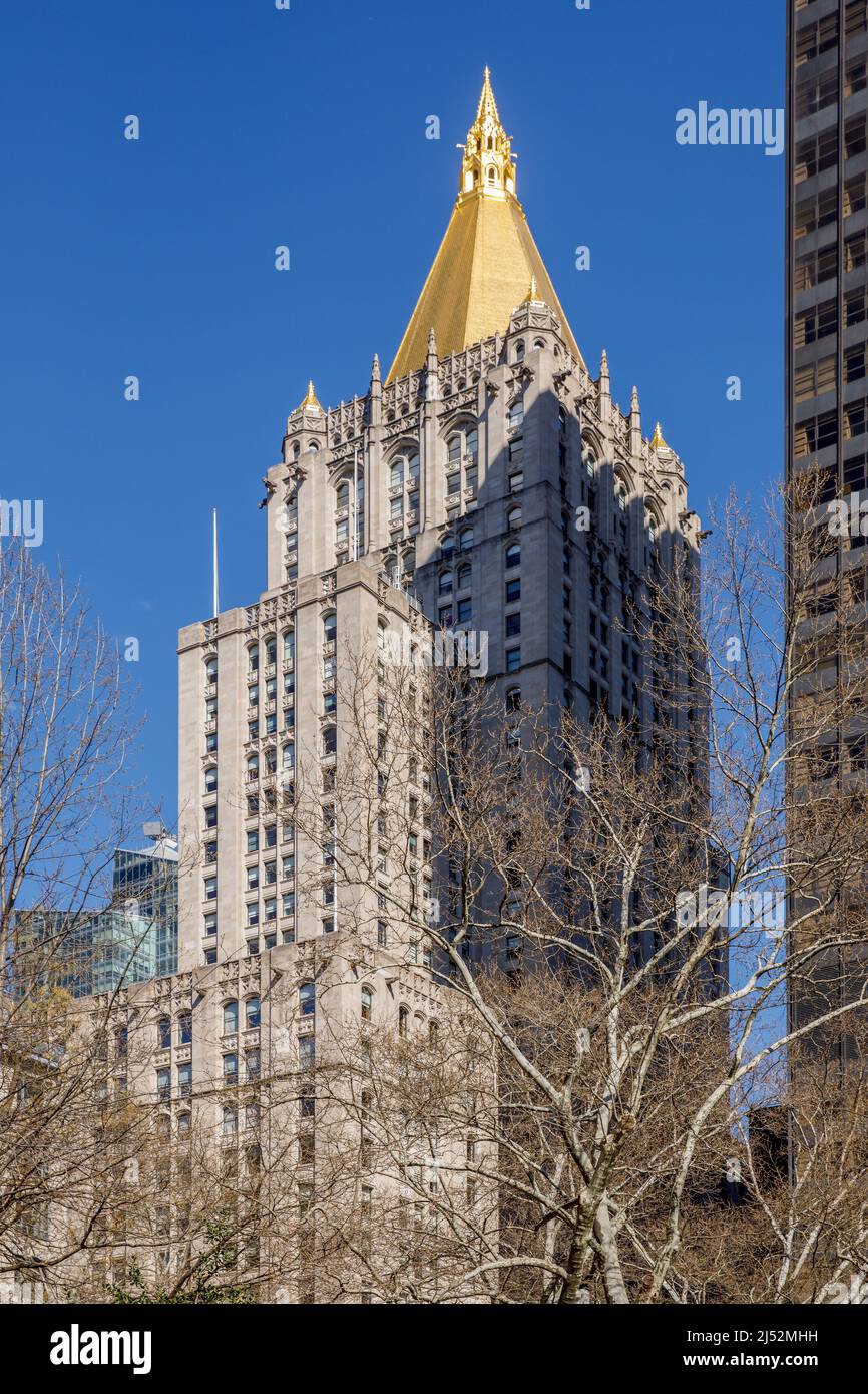 Il New York Life Insurance Building, Cass Gilbert, vicino al Madison Square Park, New York, NY, USA. La corona ottagonale ha ora piastrelle in ceramica tonalità oro. Foto Stock