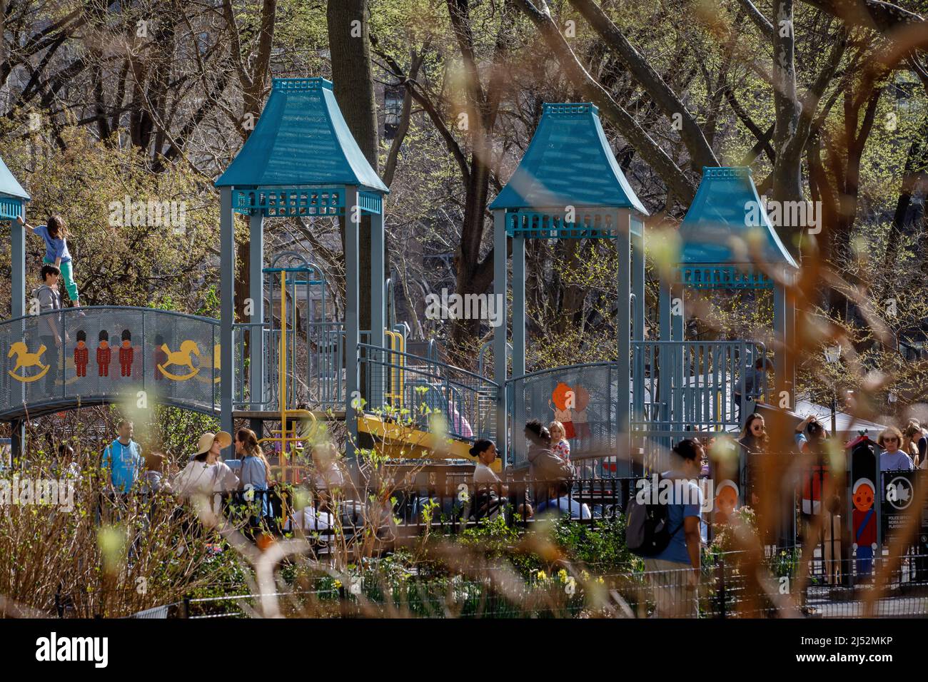 Famiglie e bambini giocano, camminano cani, a Madison Square Park, New York, NY, USA. Foto Stock