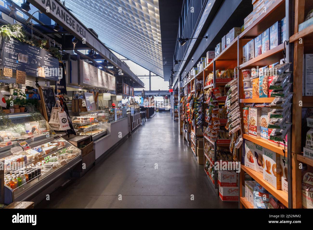 All'interno dell'Essex Market, Lower East Side, New York, NY, USA. Foto Stock