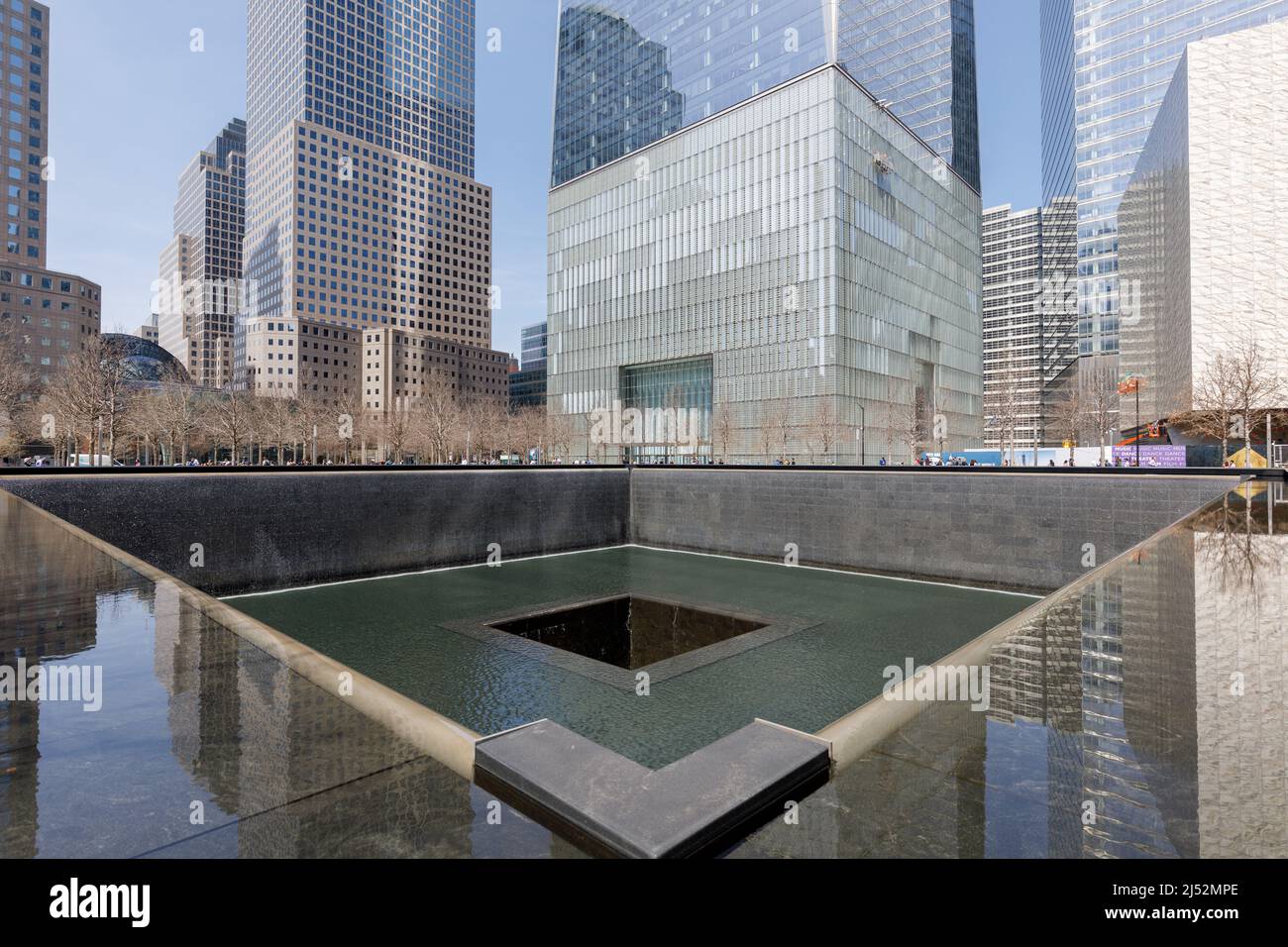 Una delle due piscine riflettenti che segna il posto delle Twin Towers, National September 11 Memorial & Museum, New York, NY, USA. Foto Stock