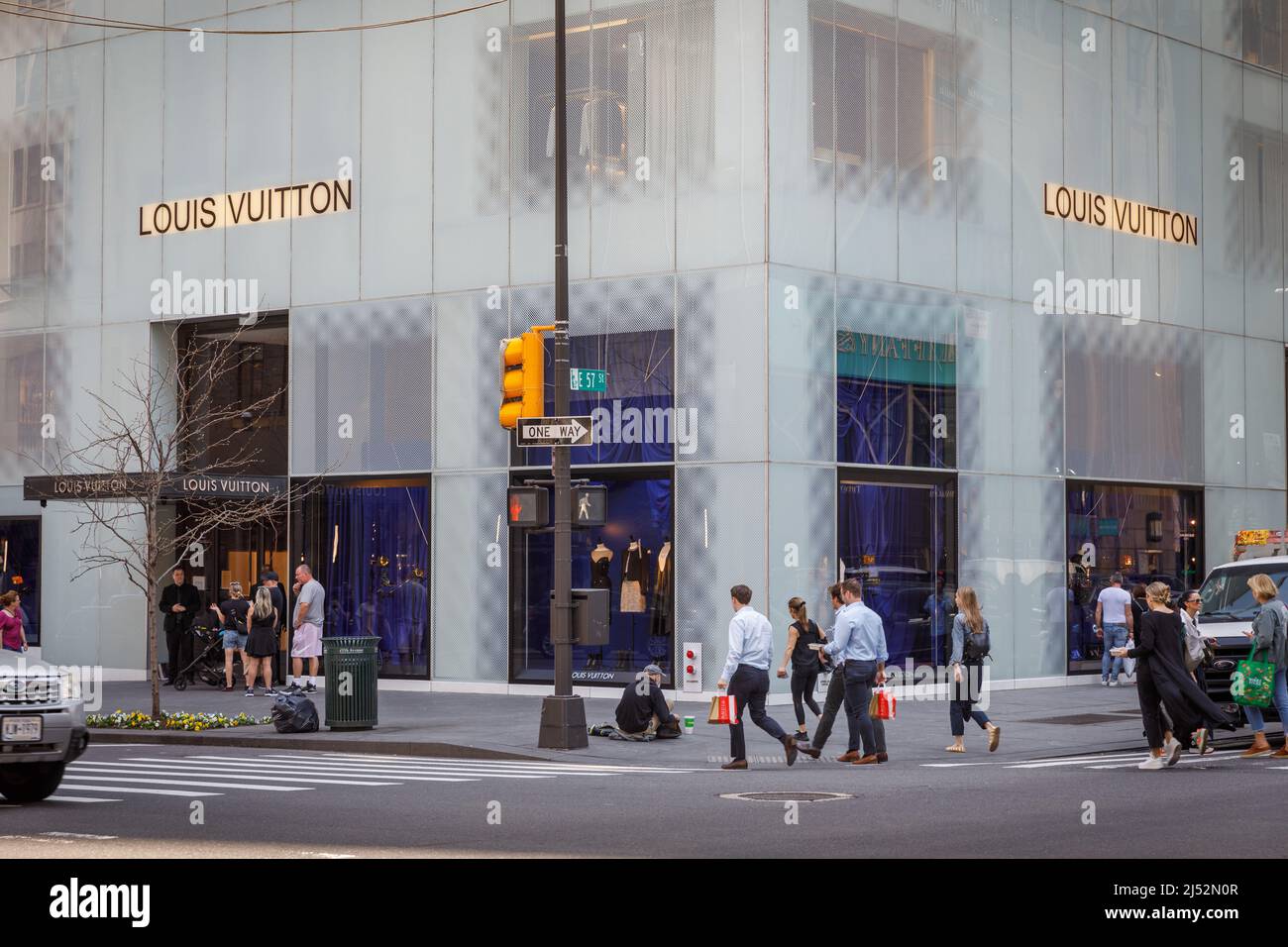 Louis Vuitton, casa di moda di lusso francese, Fifth Avenue, New York, NY, USA. Foto Stock