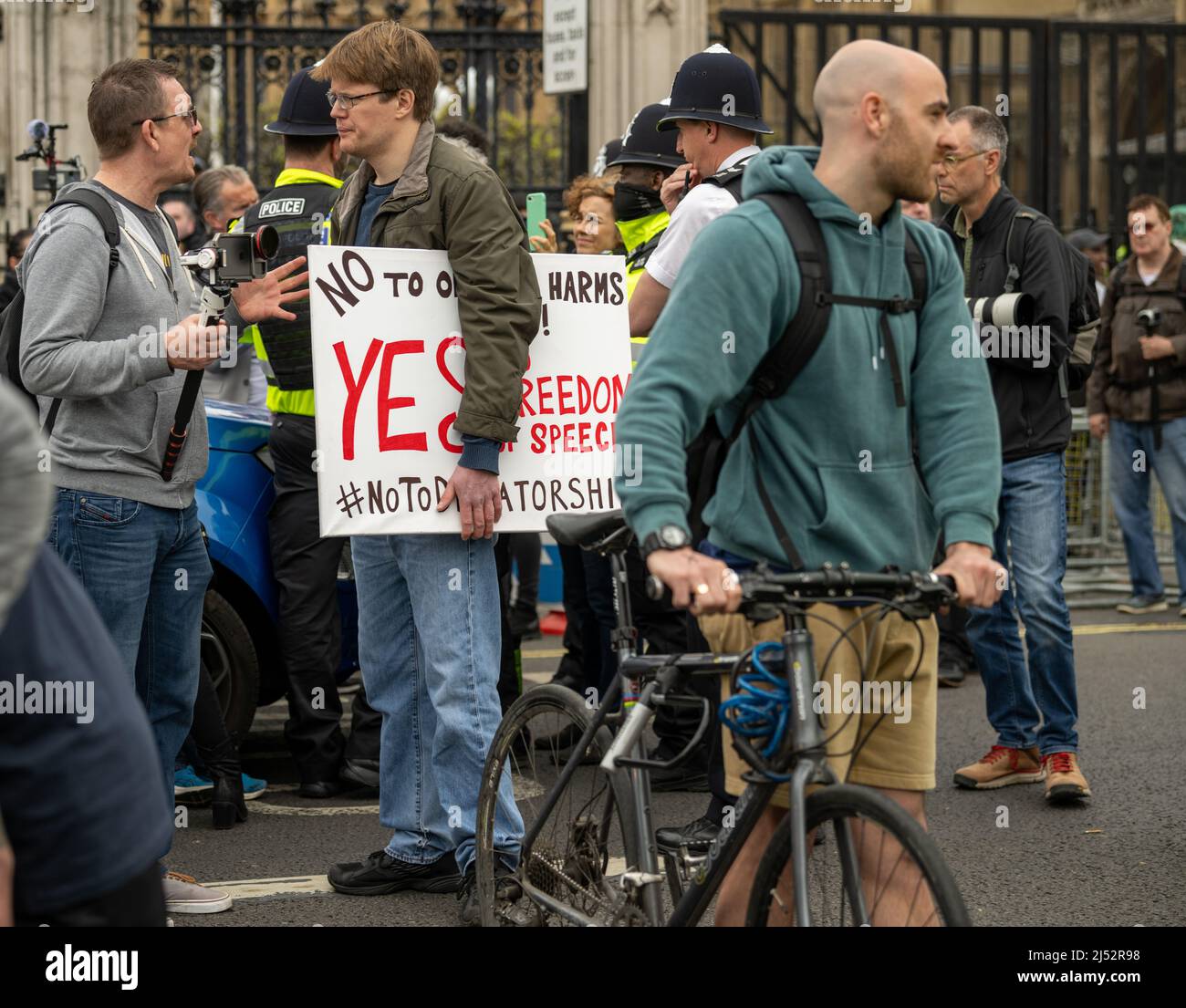 Londra, Regno Unito. 19th Apr, 2022. Una piccola dimostrazione di anti-vaxers, anti on Line HARM Bill e manifestanti del partito Freedom ha bloccato l'ingresso alla Camera dei Comuni causando un'interruzione del traffico su larga scala. I manifestanti si trasferirono poi a Downing Street dove bloccavano l'ingresso con un Sit Down protesta Credit: Ian Davidson/Alamy Live News Foto Stock