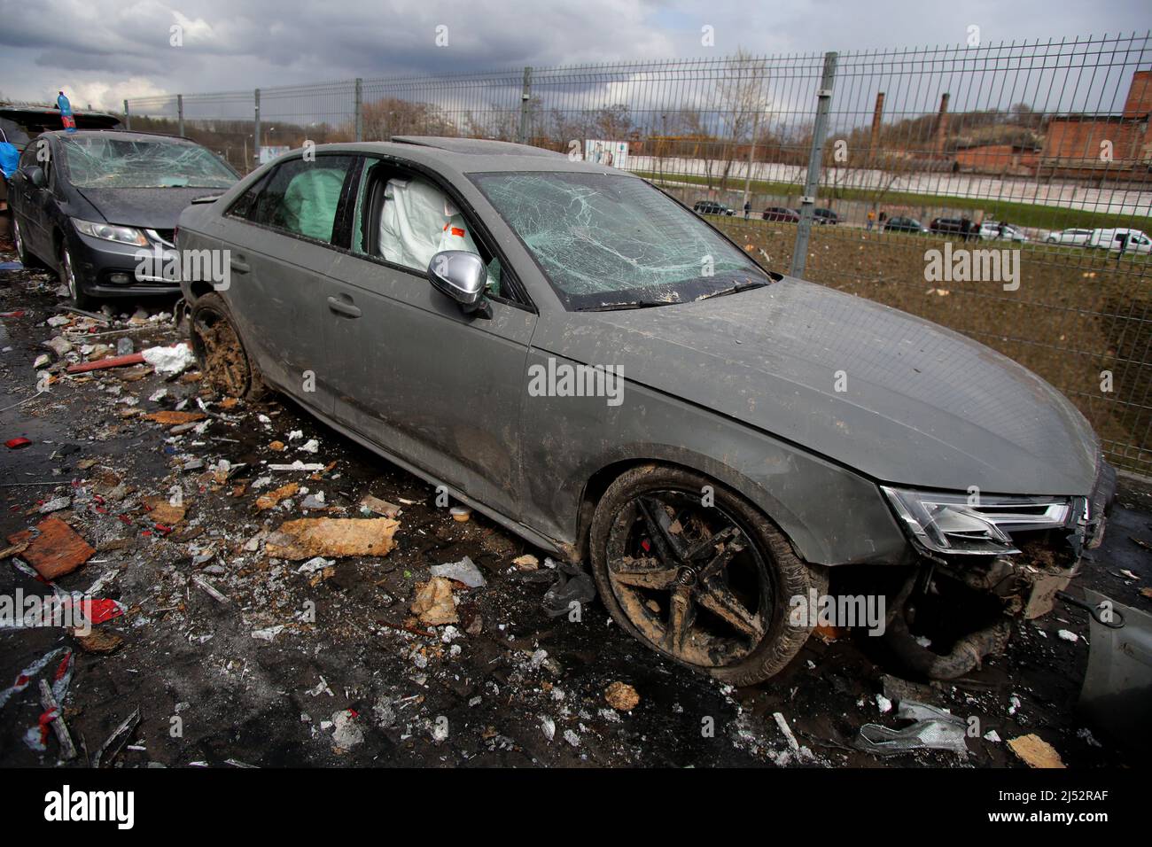 LVIV, UCRAINA - 18 APRILE 2022 - le automobili mostrano danni come un negozio di riparazione di automobile è stato distrutto come conseguenza degli attacchi missilistici dalle truppe russe, Lviv, w Foto Stock