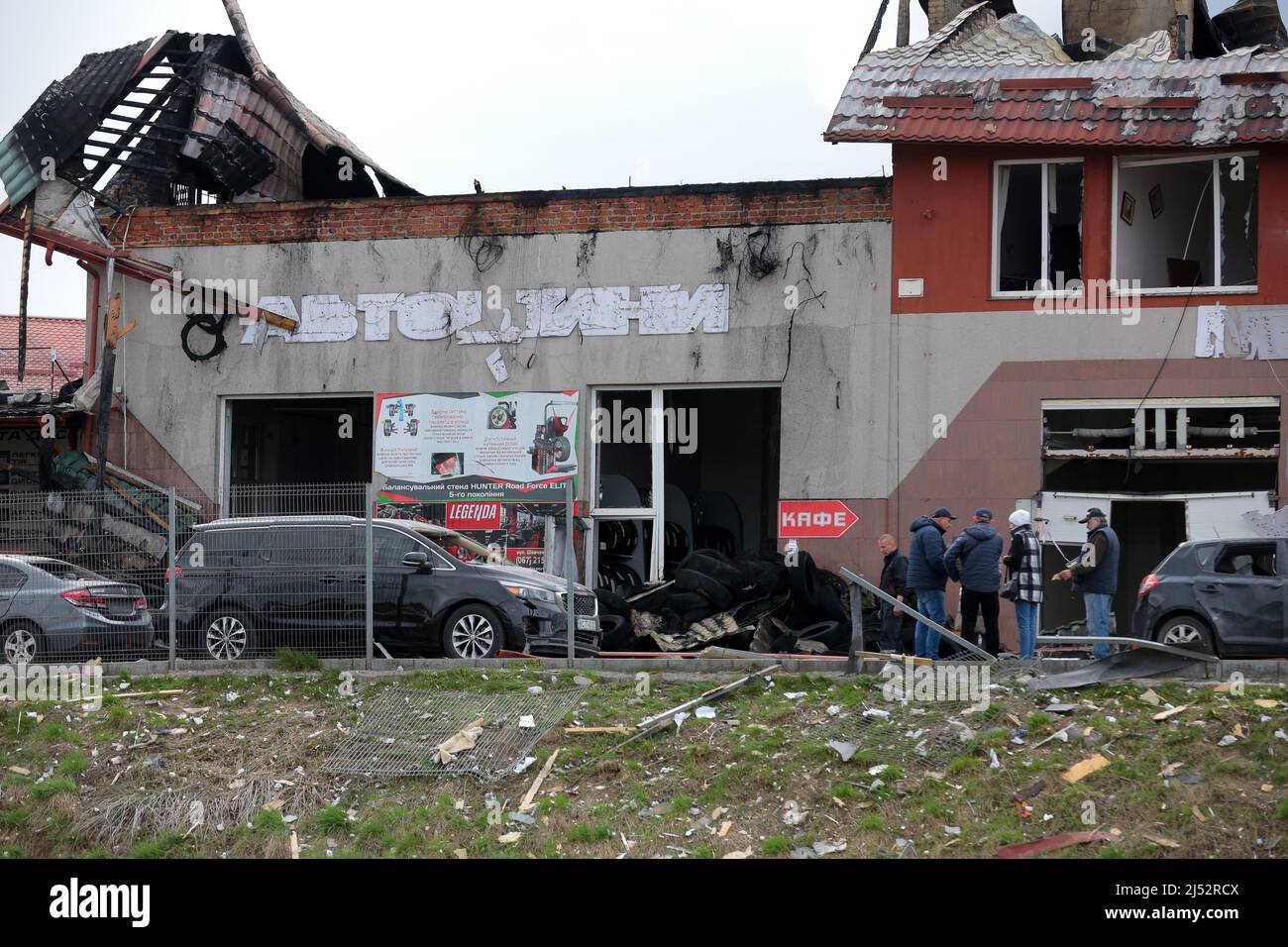 LVIV, UCRAINA - 18 APRILE 2022 - un negozio di riparazione di automobili distrutto a seguito di scioperi missilistici da parte delle truppe russe è raffigurato a Lviv, Ukr occidentale Foto Stock