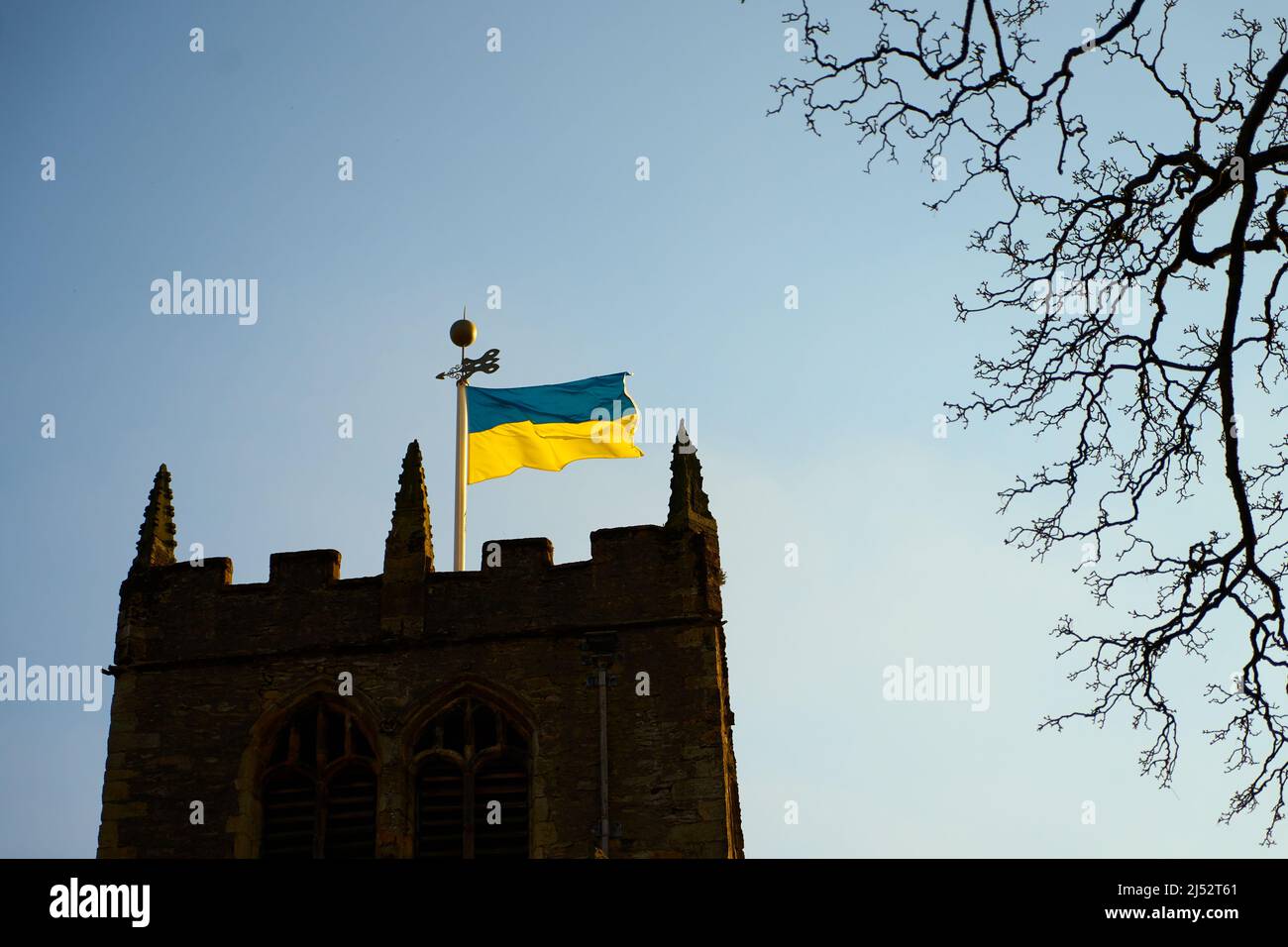 Bandiera Ucraina gialla e blu che vola in cima ad un flagpole della chiesa nel Regno Unito in solidarietà con il popolo ucraino Foto Stock