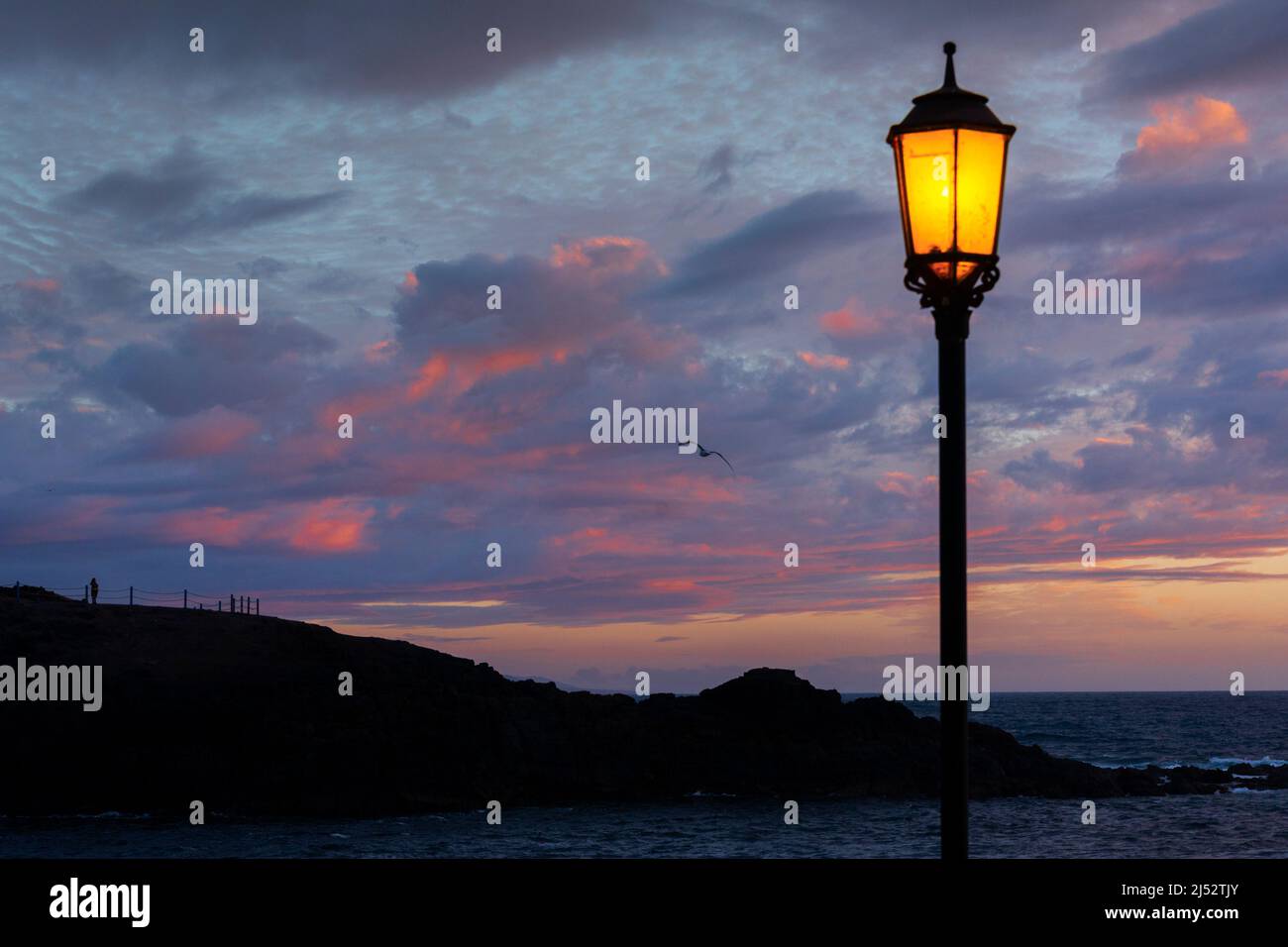 Lampada illuminato posto sulla spiaggia al tramonto, El Cotillo, Fuerteventura, Isole Canarie, Spagna Foto Stock