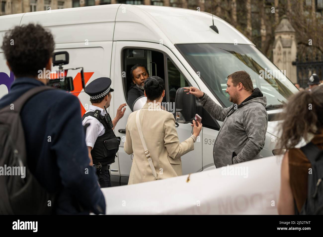 Londra, Regno Unito. 19th Apr, 2022. Una piccola dimostrazione di anti-vaxers, anti on Line HARM Bill e manifestanti del partito Freedom ha bloccato l'ingresso alla Camera dei Comuni causando un'interruzione del traffico su larga scala. I manifestanti si trasferirono poi a Downing Street dove bloccavano l'ingresso con un Sit Down protesta Credit: Ian Davidson/Alamy Live News Foto Stock