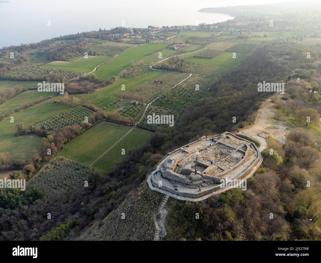 Veduta aerea di Rocca di Manerba, Manerba del Garda, Brescia, Lombardia, Italia Foto Stock