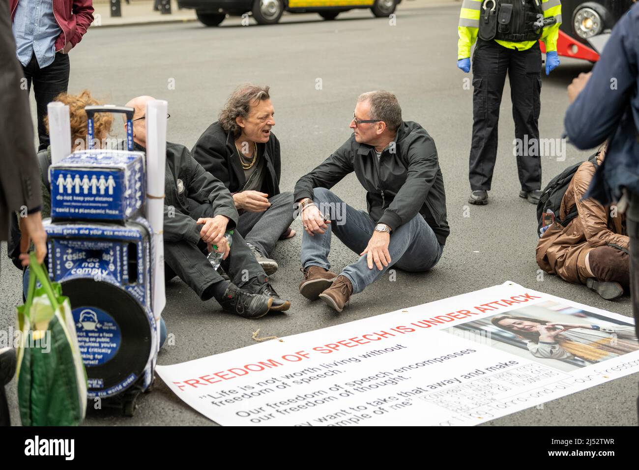 Londra, Regno Unito. 19th Apr, 2022. Una piccola dimostrazione di anti-vaxers, anti on Line HARM Bill e manifestanti del partito Freedom ha bloccato l'ingresso alla Camera dei Comuni causando un'interruzione del traffico su larga scala. I manifestanti si trasferirono poi a Downing Street dove bloccavano l'ingresso con un Sit Down protesta Credit: Ian Davidson/Alamy Live News Foto Stock