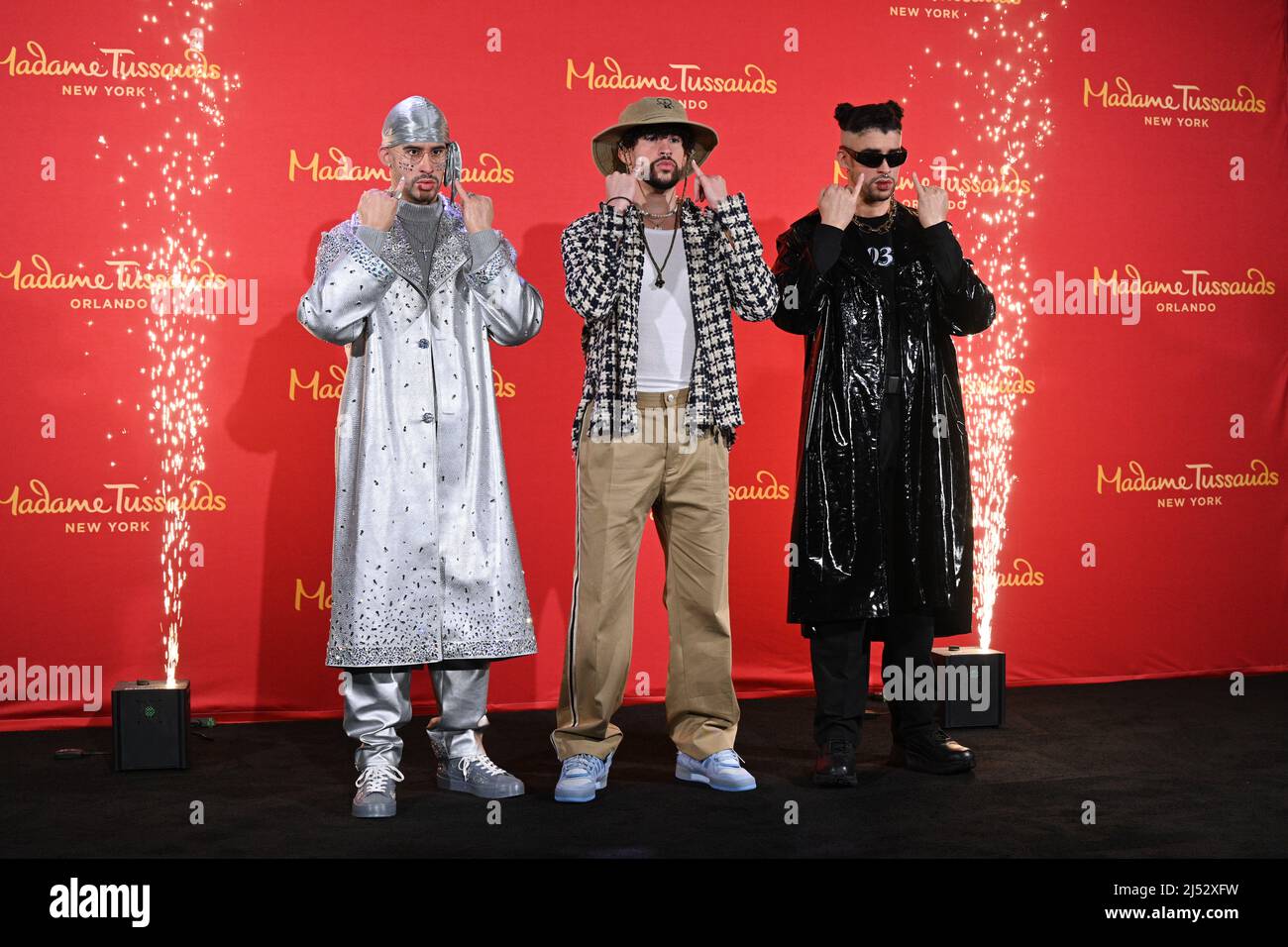 Benito Antonio Martínez Ocasio, cantautore e produttore latino, meglio conosciuto come "Bad Bunny", rivela le sue nuove due figure in cera al Madame Tussauds Foto Stock