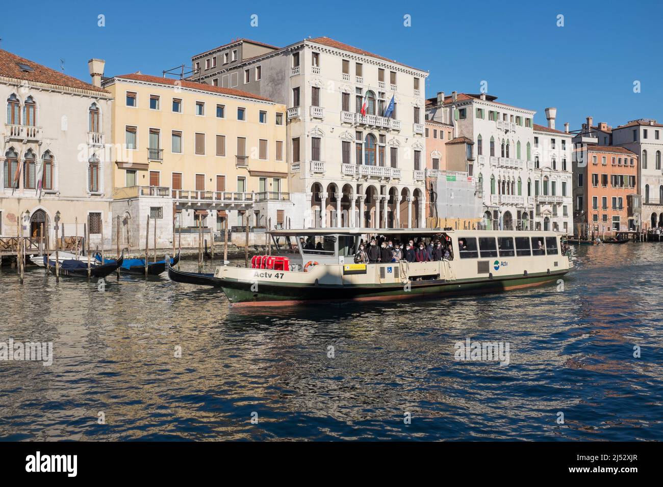 I passeggeri di Vaporetto indossano maschere facciali sul Canal Grande Venezia Italia Foto Stock