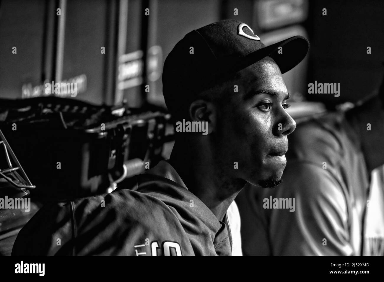 Il lanciatore dei Cincinnati Reds Hunter Greene (21) guarda dal dugout durante una partita di baseball della MLB contro i Los Angeles Dodgers, sabato 16 aprile 2022, a Los Angeles. Il lanciatore rookie dei Reds lanciò 39 - 100 mph Fastball per stabilire il record per il maggior numero di letture a tre cifre da parte di un lanciatore in una singola partita. I Dodgers sconfissero i Reds per 5-2. (Kevin Terrell/immagine dello sport) Foto Stock