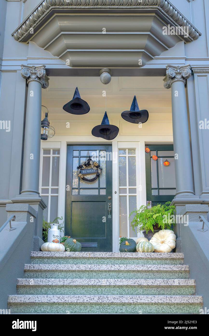 Portico anteriore di una casa con ornamenti holloween nella parte anteriore a San Francisco, California Foto Stock