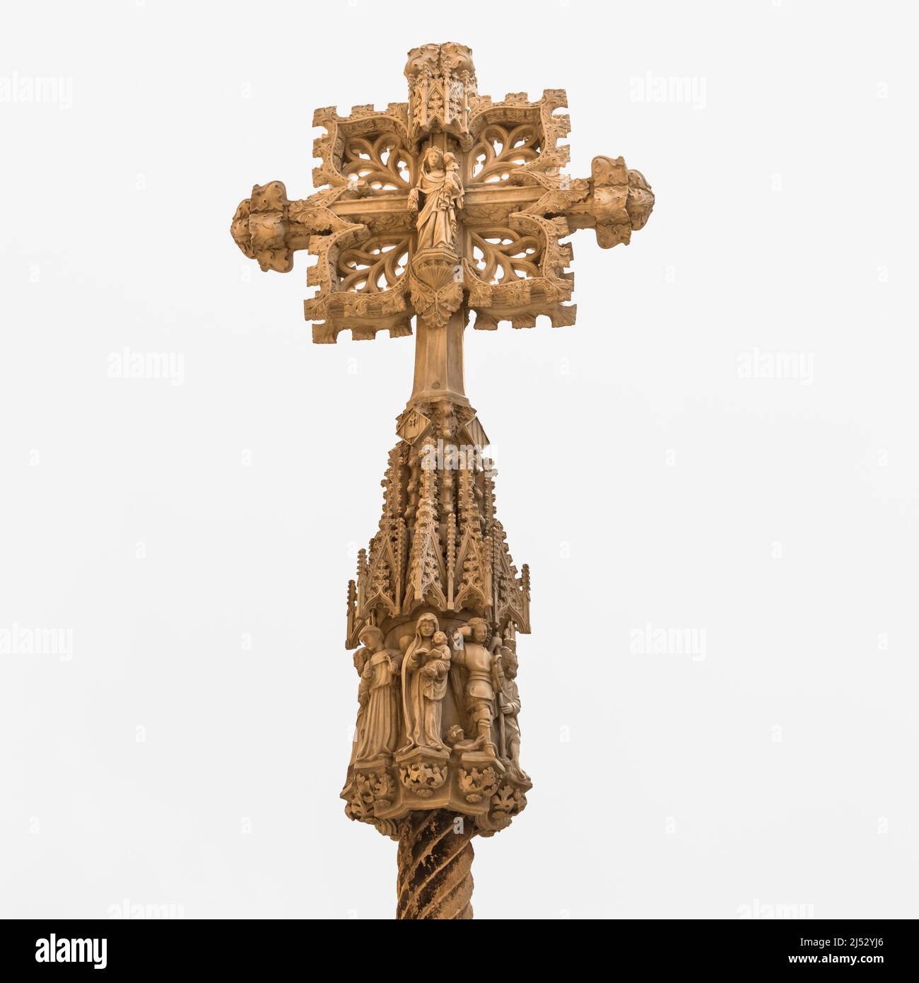 Oggetto isolato - scultura medievale croce a Montblanc, Spagna - fotografia quadrata, sfondo bianco Foto Stock