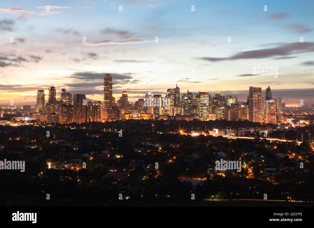 Vista aerea della città di Manila al tramonto. Capitale di Manila Foto Stock