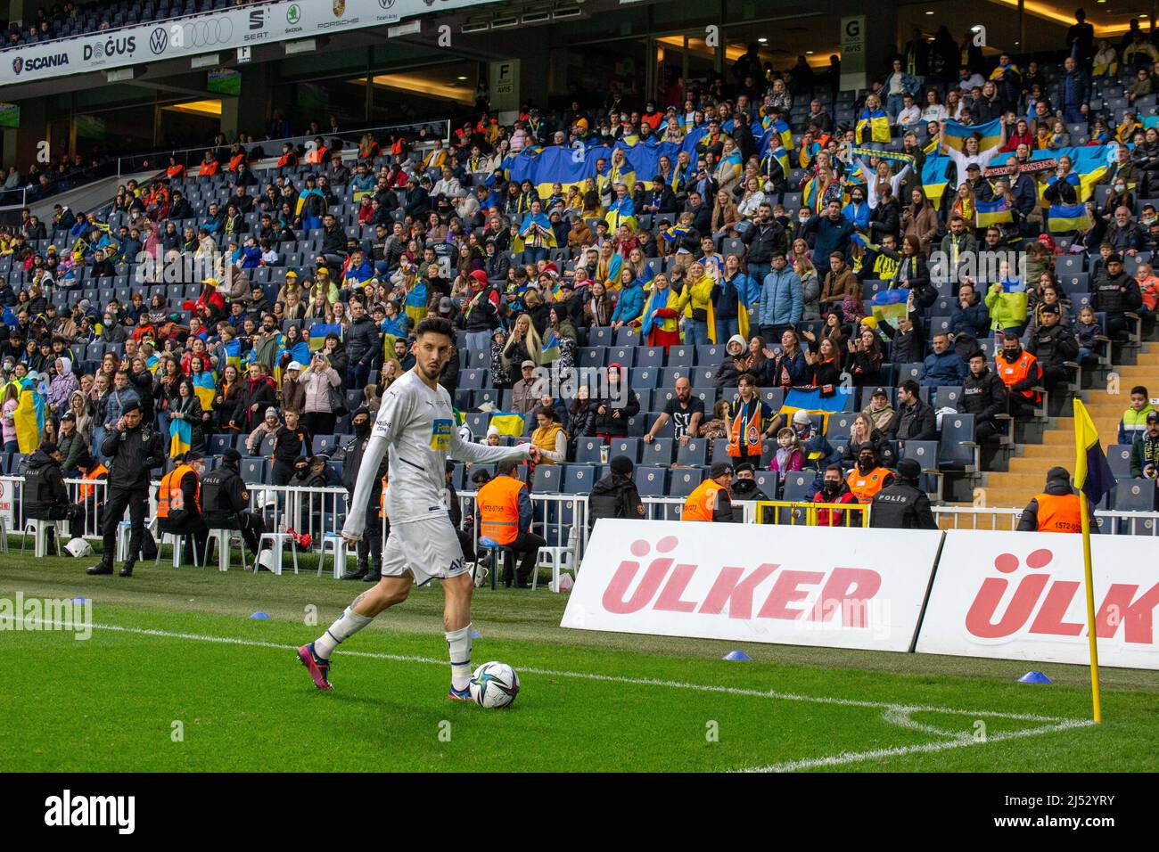 19 aprile 2022: Fenerbahce e Shakhtar Donetsk si affrontano in un incontro amichevole per attirare l'attenzione sulla guerra in Ucraina e per aiutare le vittime. Il Fenerbahce Football Team ha sconfitto Shakhtar Donetsk 1-0 in una partita speciale nell'ambito del 'SHakhtar Donetsk Global Tour', lanciato per richiamare l'attenzione sul tema della ''Pace in Ucraina'' e per contribuire alle vittime della guerra a Istanbul, Turchia, il 19 aprile 2022. (Credit Image: © Tolga Ildun/ZUMA Press Wire) Foto Stock