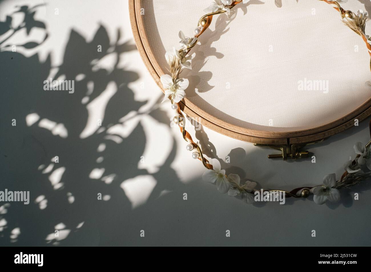 Flat lay layout moda gioielli archetto floreale. Foto Stock