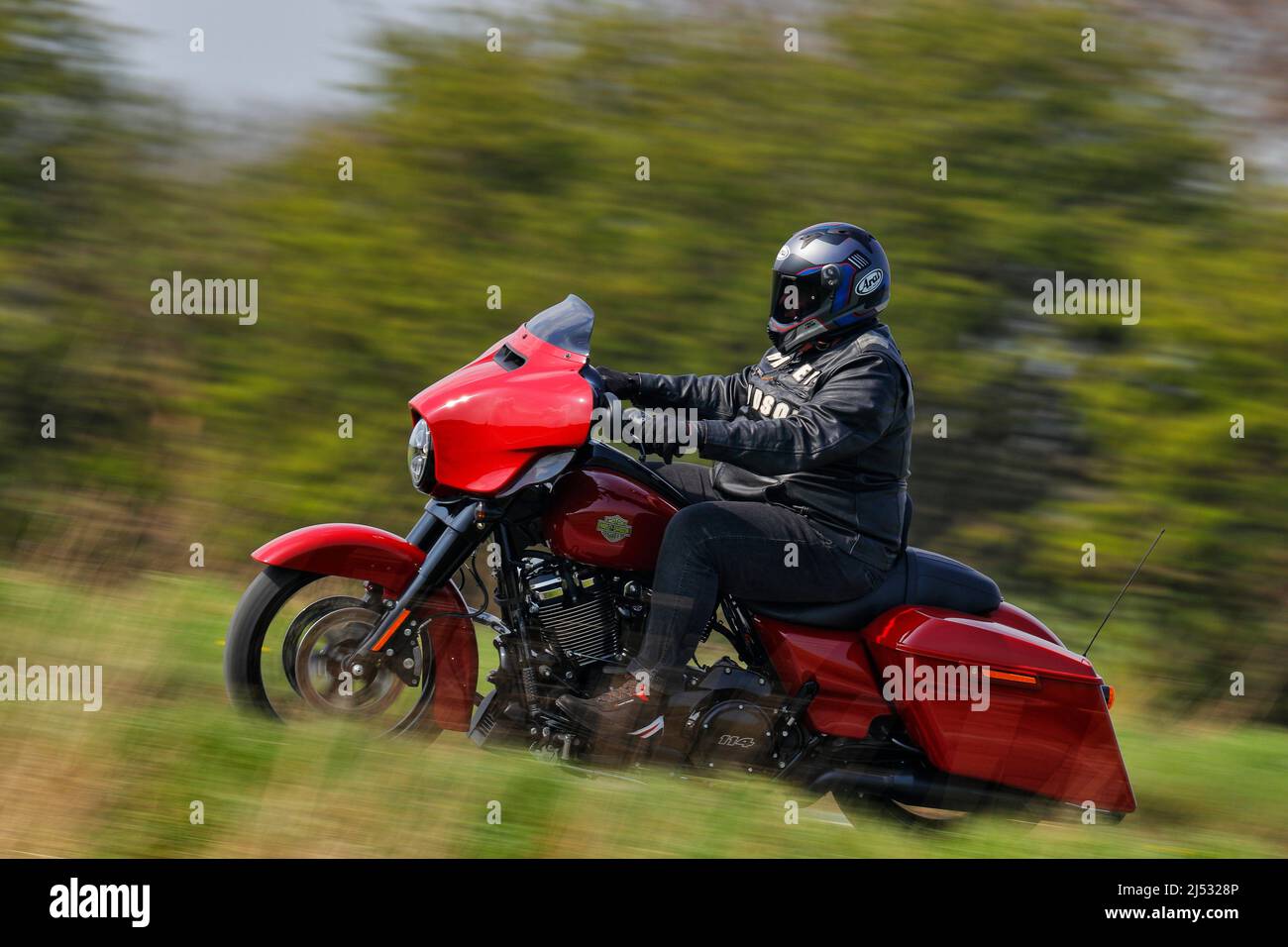 Un motociclista che guida una motocicletta Harley Davidson con motore 114 diretto a Squires Bikers Cafe a Sherburn in Elmet, North Yorkshire, UK Foto Stock