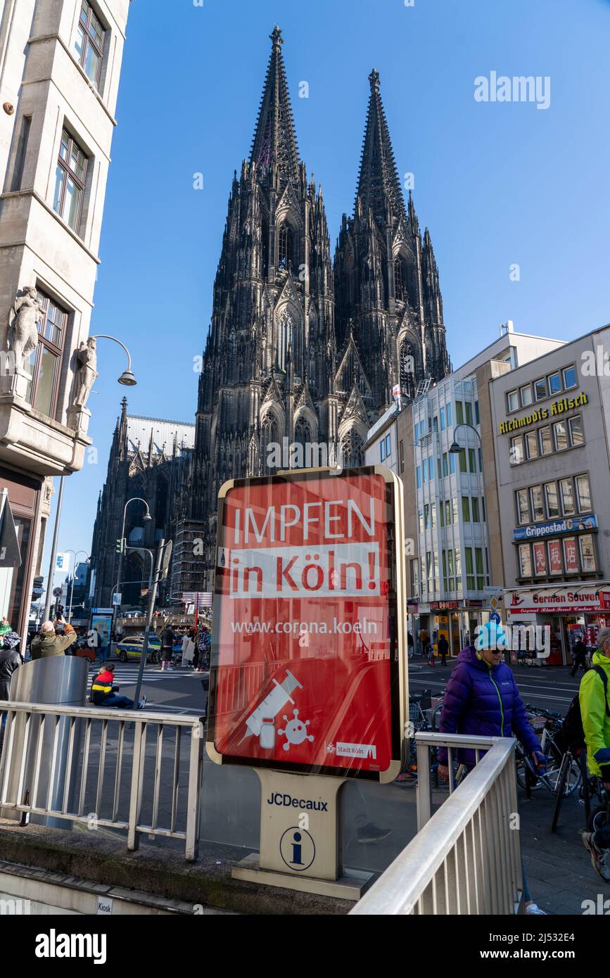 Pubblicità per la vaccinazione di Corona, campagna sui manifesti Citylight alla Cattedrale di Colonia, vista della facciata ovest, nella torre nord di Colonia, Germania Foto Stock