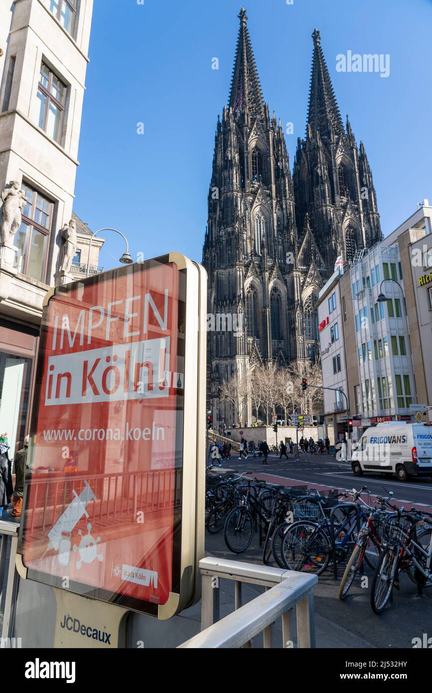 Pubblicità per la vaccinazione di Corona, campagna sui manifesti Citylight alla Cattedrale di Colonia, vista della facciata ovest, nella torre nord di Colonia, Germania Foto Stock