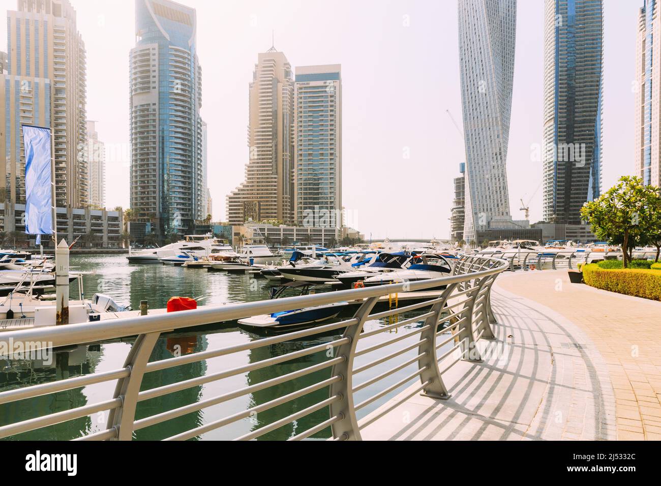 Gli yacht sono ormeggiati al molo della città, nel molo di Dubai Marina, nella soleggiata giornata estiva. Skyline urbano. Sfondo urbano Foto Stock