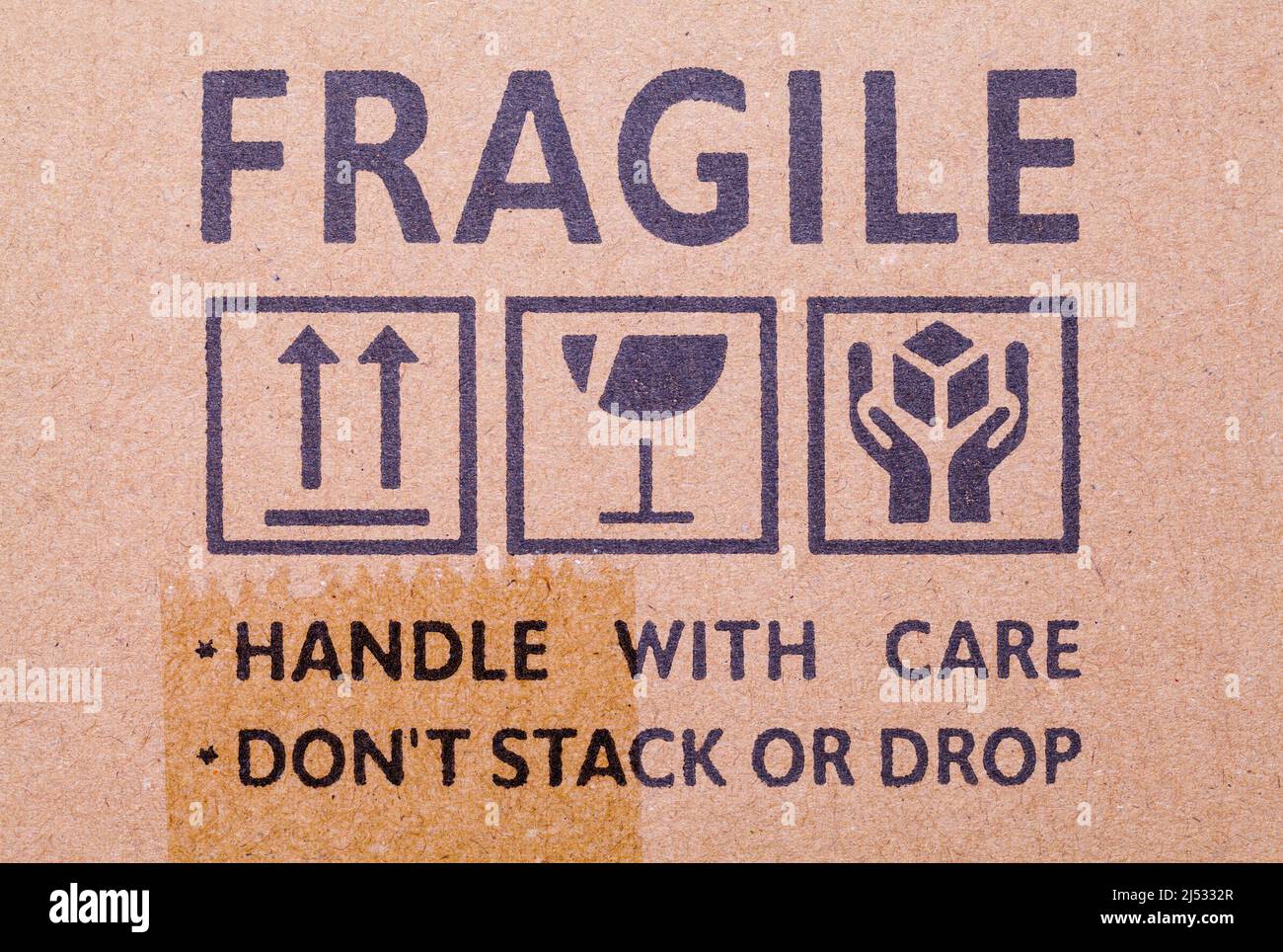 Scatola di cartone con francobolli e simboli fragili. Foto Stock