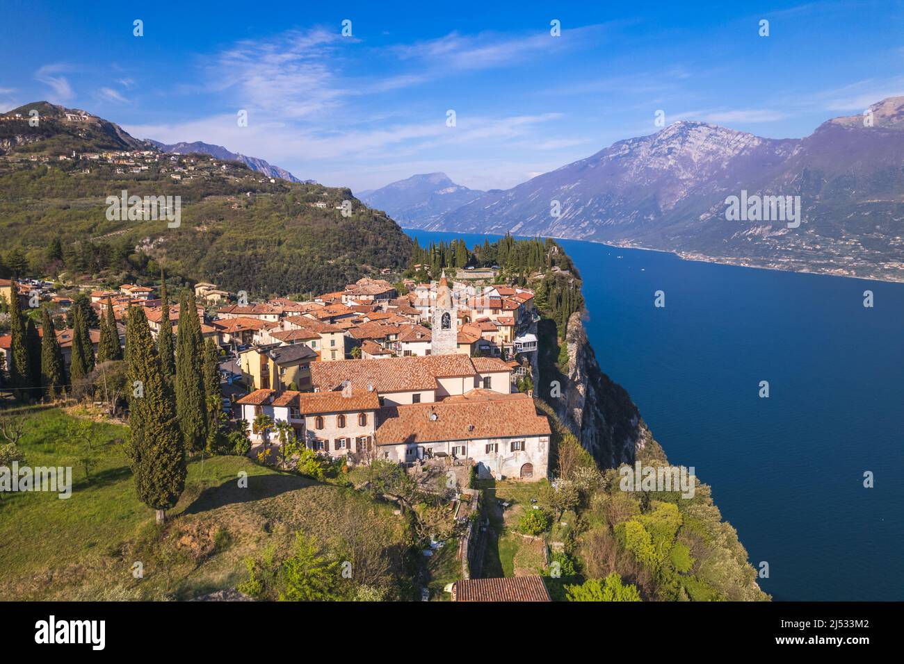 Spettacolare vista aerea sul lago, estate italiana, Tremosine, Lago di Garda - ITALIA Foto Stock