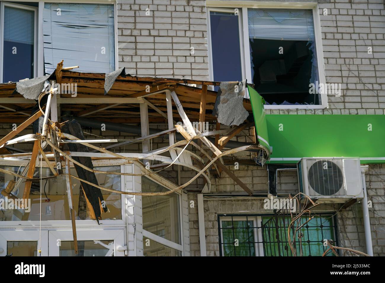 Distrutto portico in un edificio dopo un'esplosione di conchiglie Foto Stock