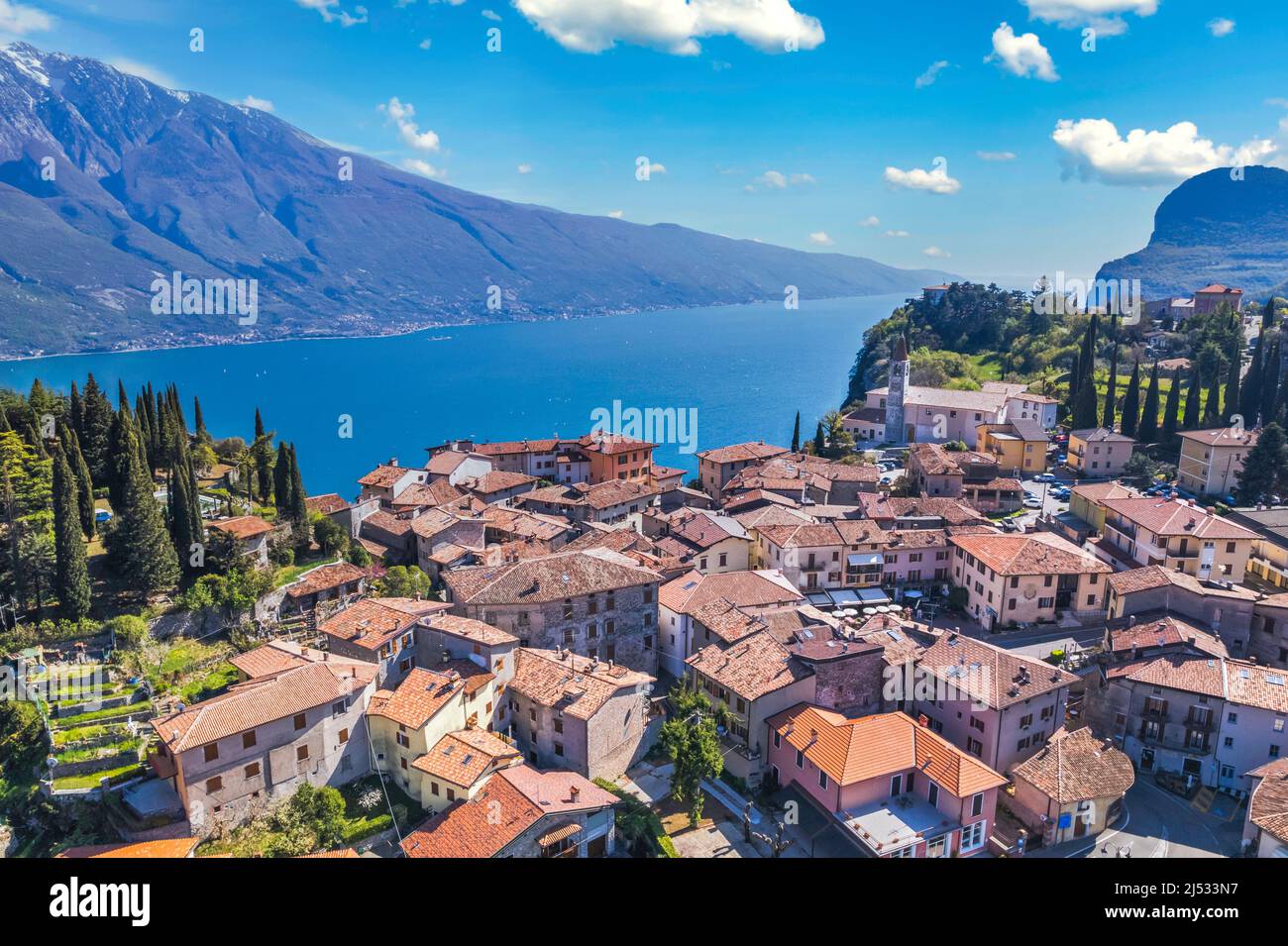 Spettacolare vista aerea sul lago, estate italiana, Tremosine, Lago di Garda - ITALIA Foto Stock