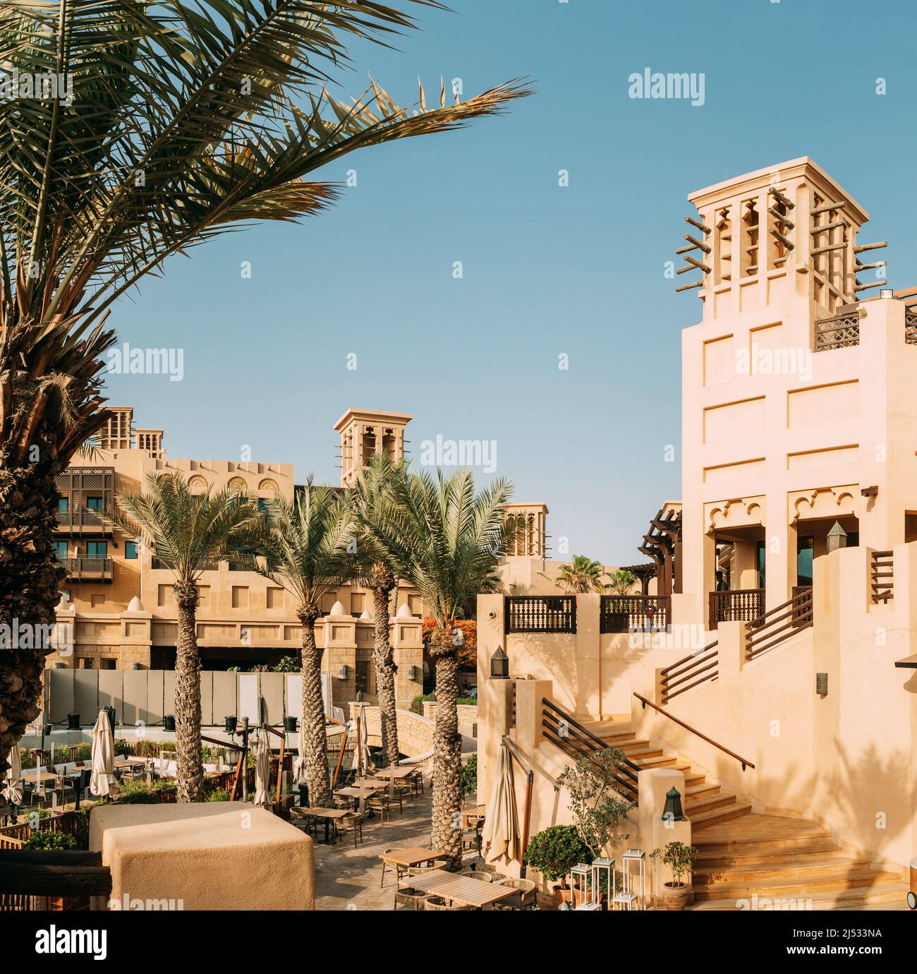 Vista del Madinat Jumeirah Arabian Resort. E' il resort piu' grande dell'Emirato. Vista del windcatcher nella giornata estiva di sole nel distretto di Madinat Foto Stock