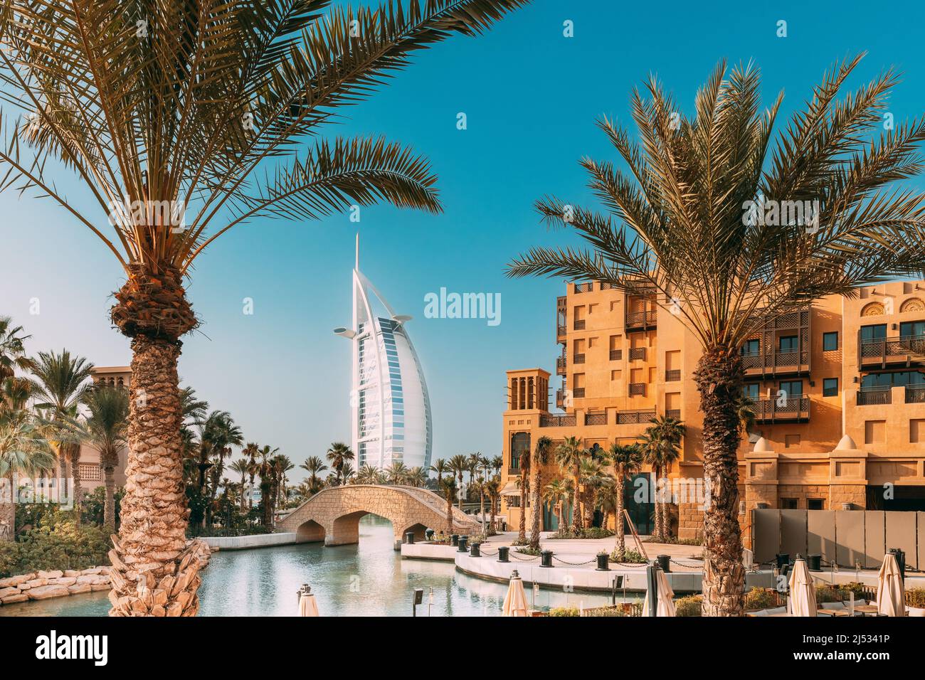 Vista del Madinat Jumeirah Arabian Resort. Splendida vista dell'hotel Burj al Arab da Madinat Jumeirah nella soleggiata giornata estiva. Resort di lusso a Dubai Foto Stock