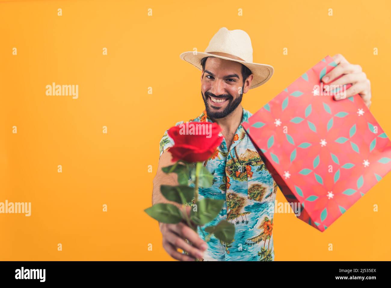 Concetto di giorno e amore di San Valentino. Uomo sicuro e bello in tuta  che tiene bouquet di rose, guardando la macchina fotografica, in piedi su  sfondo bianco Foto stock - Alamy