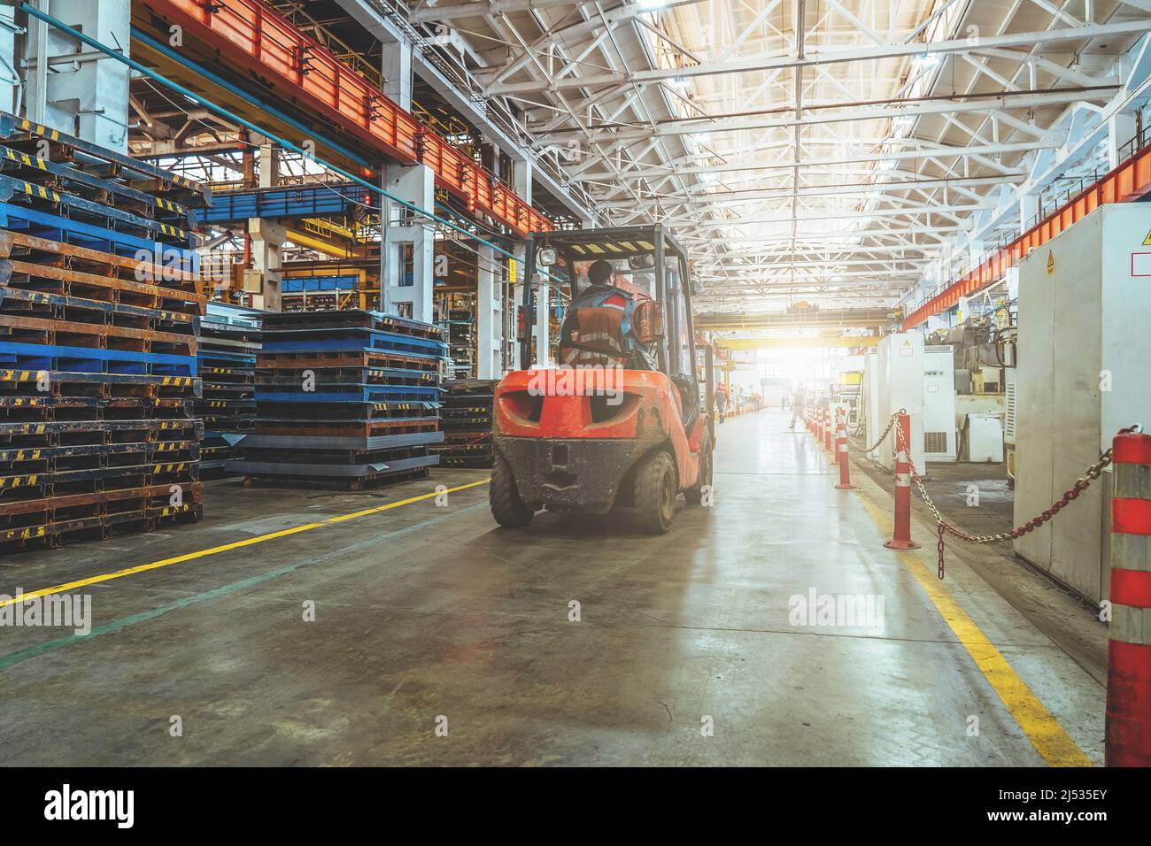 Grandi interni industriali. Lavoratori e attrezzature tecniche in officina. Foto Stock