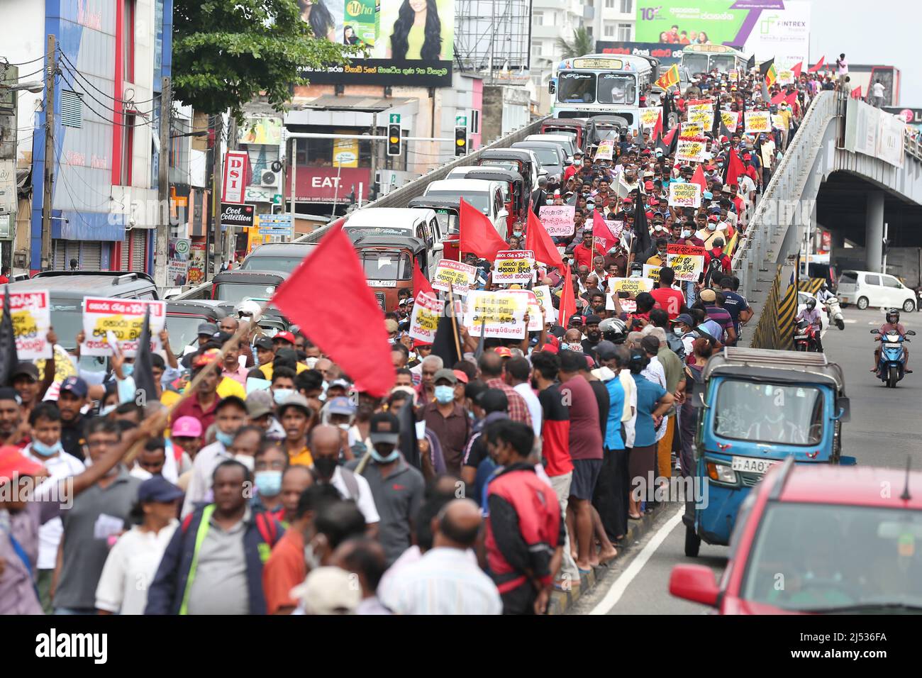 Colombo, Sri Lanka. 19th Apr 2022. Sezione di manifestanti nella passeggiata di protesta organizzata dal Janatha Vimukthi Peramuna (fronte di Liberazione del popolo). I manifestanti stanno chiedendo di scendere il presidente Gotabaya Rajapaksa in mezzo alla peggiore crisi economica del paese nella storia recente (Foto di Saman Abesiriwardana/Pacific Press) Credit: Pacific Press Media Production Corp./Alamy Live News Foto Stock