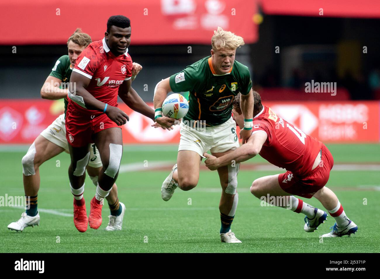 Vancouver, Canada, 16 aprile 2022: JC Pretorius (al centro, palla in attesa) del Team Sud Africa 7s in azione contro Phil Berna (a destra) e Matt Oworu (a sinistra) del Team Canada 7s durante il giorno 1 della HSBC Canada Sevens al BC Place a Vancouver, Canada. Il Sudafrica ha vinto la partita con il punteggio 19-14. Foto Stock