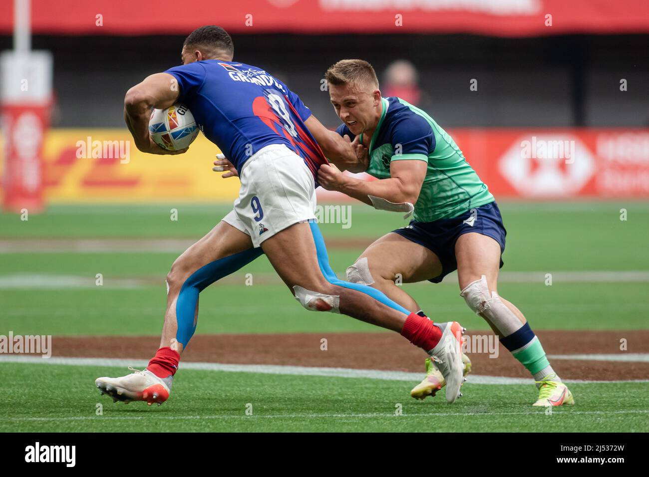 Vancouver, Canada, 16 aprile 2022: Aaron Granddier (top) del Team France 7s affrontato da Harvey Elms (bottom) del Team Scotland 7s durante il giorno 1 della HSBC Canada Sevens al BC Place a Vancouver, Canada. La Francia ha vinto la partita con il punteggio 21-19 Foto Stock