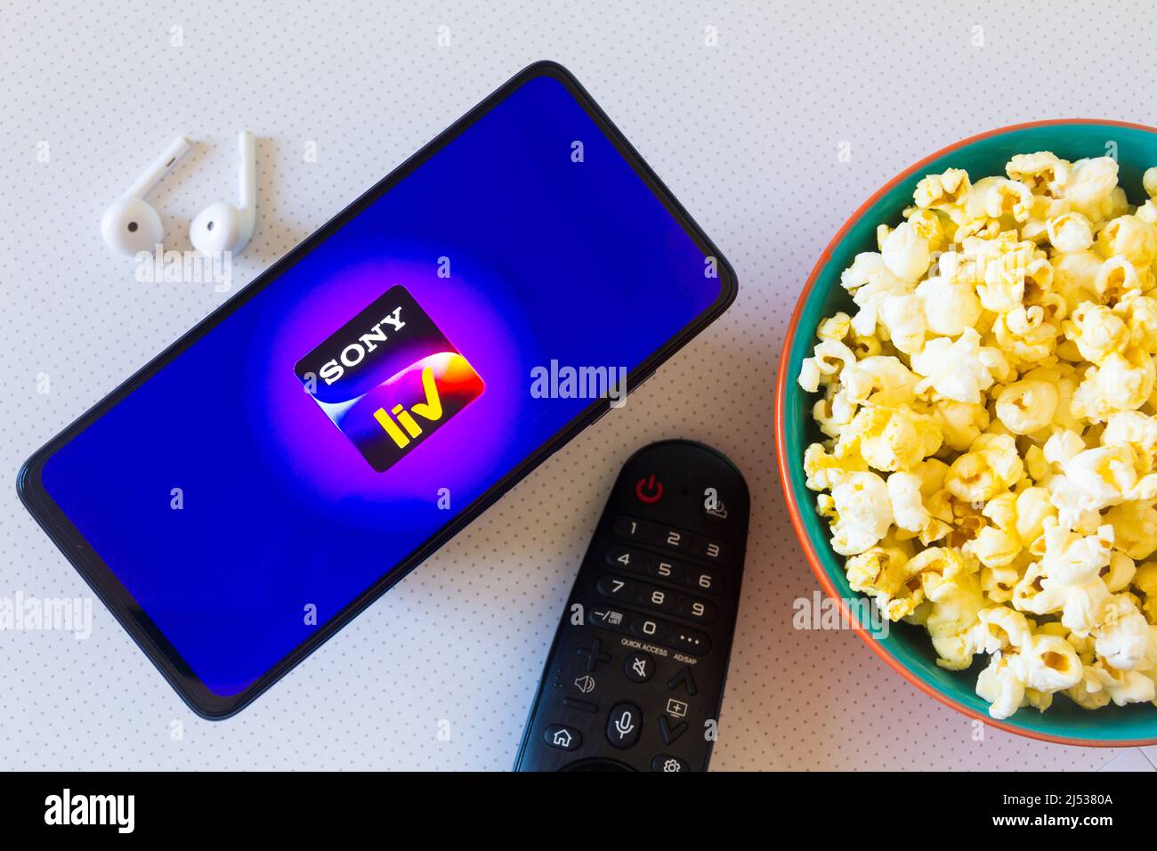 Brasile. 19th Apr 2022. In questa foto, il logo Sony LIV è visualizzato su uno smartphone, insieme a una ciotola di popcorn, cuffie e un telecomando per tv. (Credit Image: © Rafael Henrique/SOPA Images via ZUMA Press Wire) Foto Stock
