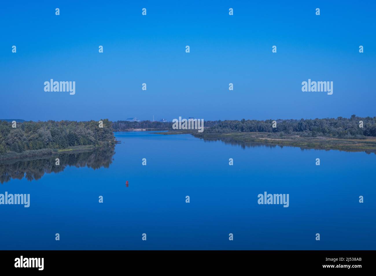 Il fiume Pripyat, che corre verso la centrale nucleare, sito del disastro del 1986. Foto Stock